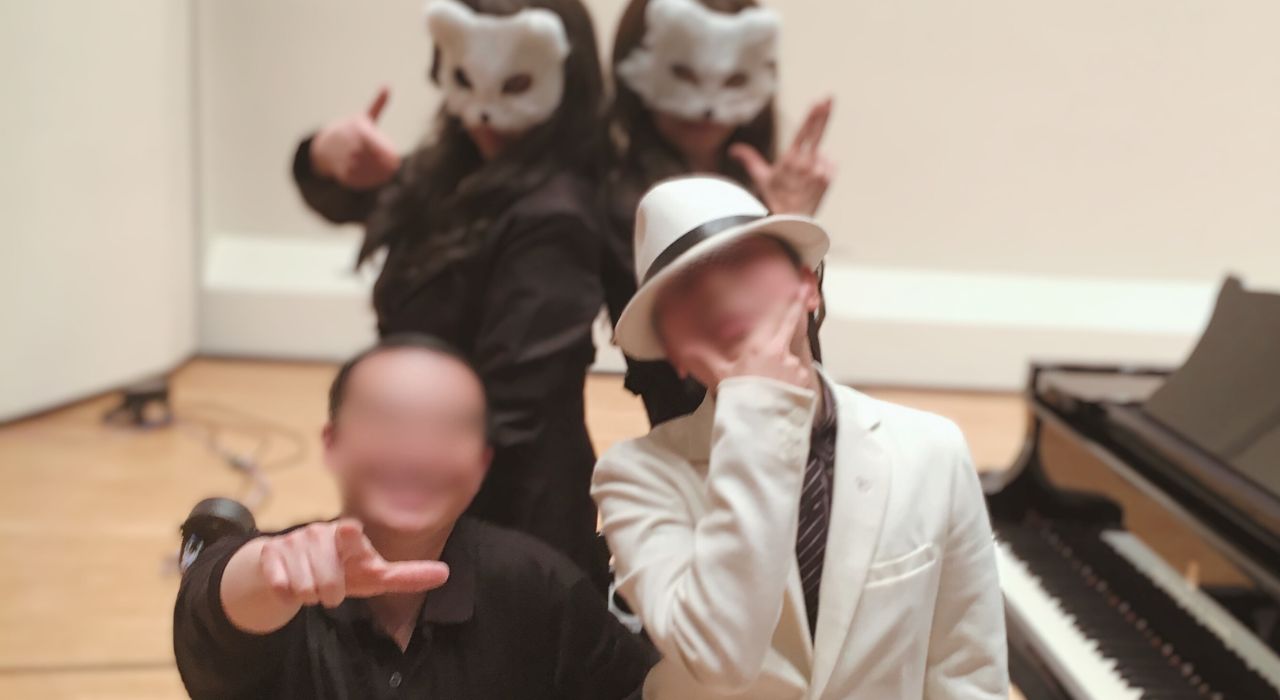 舞台でコスプレをした４人が並んでるスナップ写真