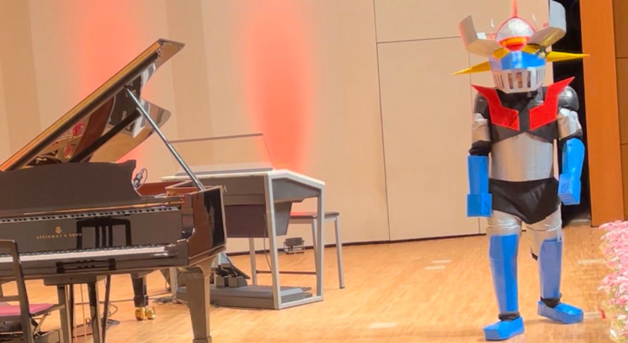 コスプレをして発表会に出る男性