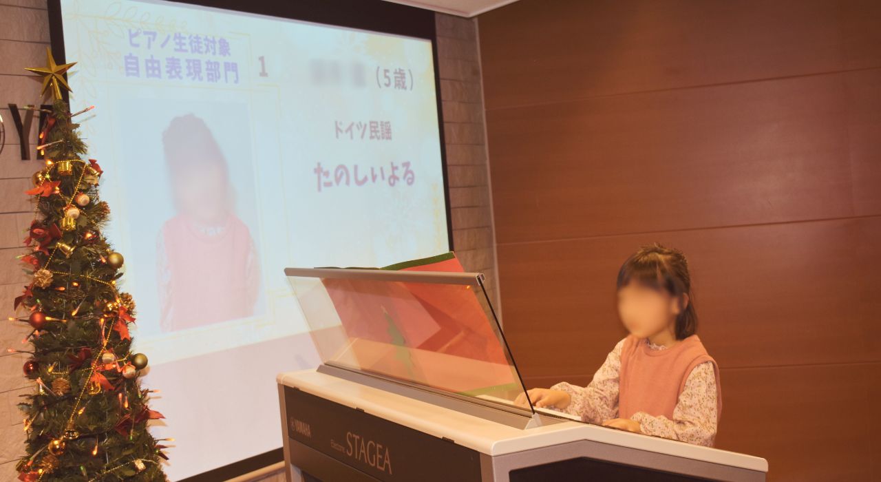 編曲コンクールで演奏している女の子