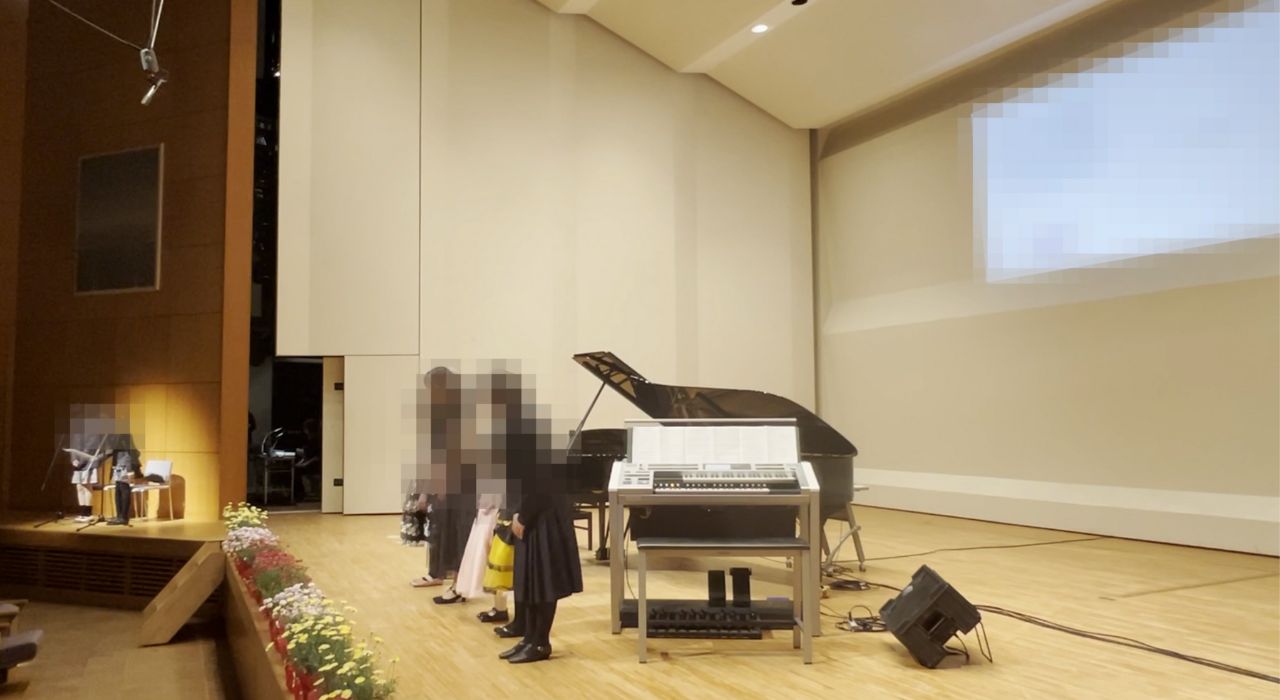 舞台で礼をする演者たち